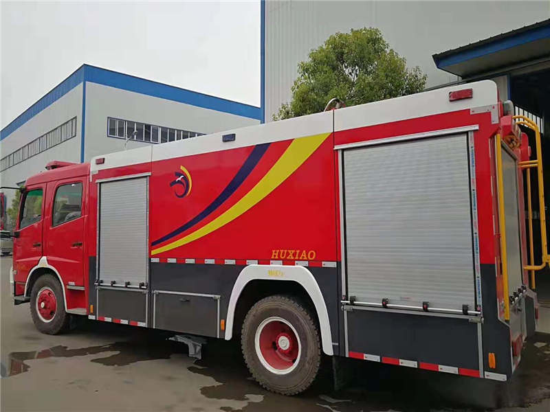 中潔牌天錦6噸泡沫消防車(chē)