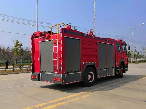 重汽7噸干粉泡沫聯(lián)用消防車(chē)